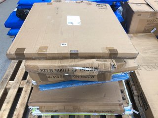 PALLET OF ASSORTED SAFETY GATES TO INCLUDE LINDAM SURE SHUT AXIS STAIR GATE IN WHITE: LOCATION - A6 (KERBSIDE PALLET DELIVERY)