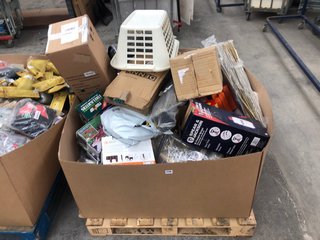 PALLET OF ASSORTED OUTDOOR ITEMS TO INCLUDE SPEAR & JACKSON 5 LITRE PRESSURE SPRAYER: LOCATION - B8 (KERBSIDE PALLET DELIVERY)