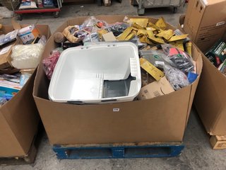 PALLET OF ASSORTED PET ITEMS TO INCLUDE QTY OF DOGSEE CRUNCH FREEZE-DRIED TREATS IN BANANA FLAVOUR - BBE: 07.2024: LOCATION - B8 (KERBSIDE PALLET DELIVERY)