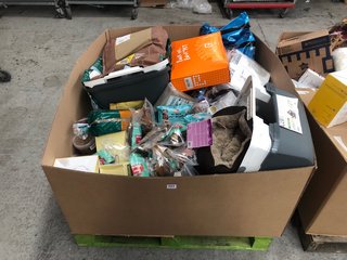 PALLET OF ASSORTED PET ITEMS TO INCLUDE CATIT AIR SIFT LITTER BOX IN GREY/WHITE: LOCATION - B8 (KERBSIDE PALLET DELIVERY)