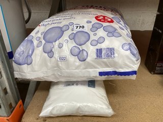 (COLLECTION ONLY) 3 X ASSORTED ITEMS TO INCLUDE 25KG BAG OF SALT TABLETS FOR WATER SOFTENERS: LOCATION - AR10