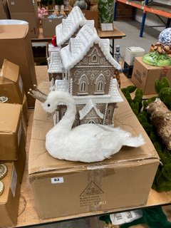 2 X CHRISTMAS HOUSE ORNAMENTS TO INCLUDE SWAN WITH GOLD CROWN ORNAMENT: LOCATION - BT3