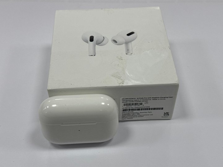 John Pye Auctions APPLE AIRPODS PRO WITH MAGSAFE CHARGING CASE