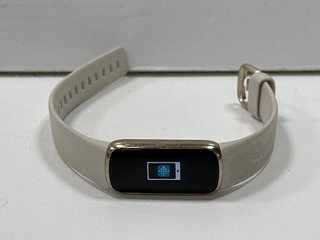 FITBIT LUXE FITNESS + HEALTH TRACKER IN GOLD. (WITH WRIST STRAP) [JPTM117383]