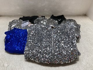 QTY OF ASSORTED APRICOT CLOTHING IN VARIOUS COLOURS AND SIZES TO INCLUDE APRICOT SEQUIN LINES CAMI TOP IN BLUE SIZE M: LOCATION - A4