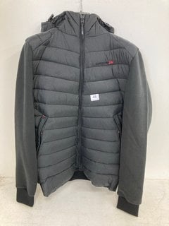 SUPERDRY HOODED STORM HYBRID PADDED JACKET IN BLACK SIZE: XL RRP - £99.99: LOCATION - WHITE BOOTH