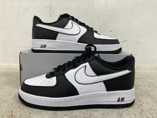 PAIR OF NIKE AIR FORCE 1 TRAINERS IN BLACK/WHITE - UK 9.5 - RRP £110.00: LOCATION - B7