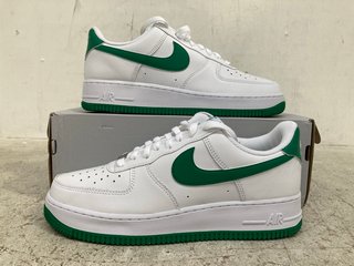 PAIR OF NIKE AIR FORCE 1 TRAINERS IN WHITE/GREEN - UK 8 - RRP £110.00: LOCATION - B7