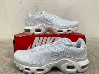 PAIR OF NIKE AIR MAX PLUS TRAINERS IN WHITE - UK 6 - RRP £175.00: LOCATION - B7