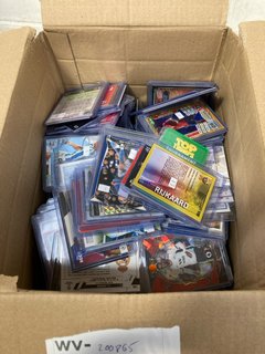 BOX OF ASSORTED FOOTBALL TRADING CARDS: LOCATION - B6