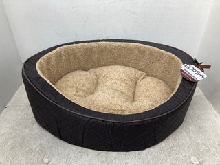 WAINWRIGHTS LARGE QUILTED OVAL BED IN LIGHT BROWN AND DARK GREY: LOCATION - B2