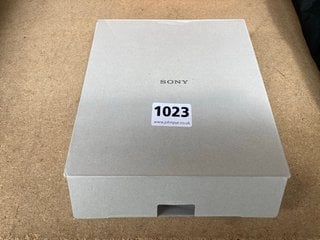2 X SONY HEADPHONES TO INCLUDE SONY TRUE WIRELESS EARBUDS WITH CHARGING CASE: LOCATION - AR7