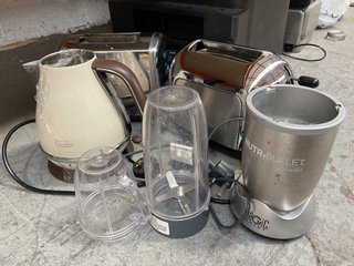 QTY OF ASSORTED KITCHEN ITEMS TO INCLUDE DELONGHI KETTLE IN BROWN AND CREAM: LOCATION - AR 3