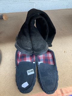 2 X ASSORTED JOHN LEWIS & PARTNERS & PARTNERS FOOTWEAR TO INCLUDE PAIR OF MENS TARTAN LINED MOCCASIN STYLE SLIPPERS IN NAVY : SIZE 10 UK: LOCATION - BR21