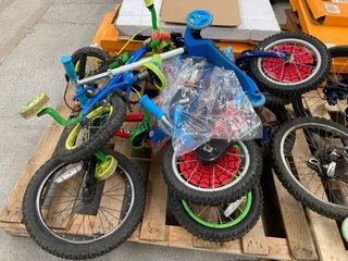 PALLET OF ASSORTED KIDS BIKES AND SCOOTERS TO INCLUDE SPIDER-MAN KIDS BIKE AND EVO TRI-SCOOTER: LOCATION - B2 (KERBSIDE PALLET DELIVERY)