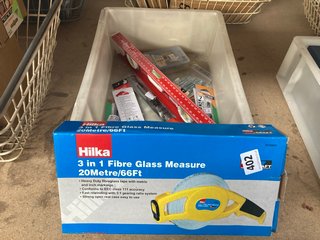 QTY OF ASSORTED ITEMS TO INCLUDE HILKA 3 IN 1 FIBRE GLASS MEASURE 20 METRE AND WOOD DRILL TRIPLE POINT: LOCATION - AR 11