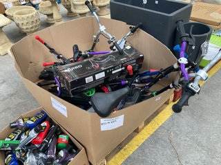 (COLLECTION ONLY) PALLET OF ASSORTED KIDS SCOOTERS TO INCLUDE WIRED ELECTRIC SCOOTER IN BLACK AND RED, AND WIRED ELECTRIC SCOOTER WITH SEAT IN BLACK AND PURPLE: LOCATION - B5