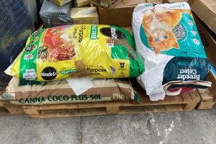 QTY OF ASSORTED ITEMS TO INCLUDE MIRACLE-GRO ALL PURPOSE COMPOST AND BREEDER CELECT CAT LITTER: LOCATION - B6