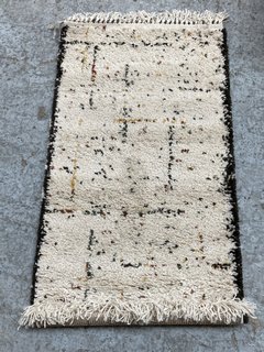 LA REDOUTE INTERIEURS RUG. SIZE: 60X110CM. RRP - £45: LOCATION - A4