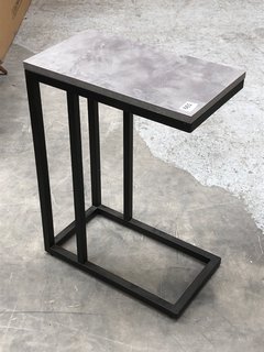 SIDE TABLE IN CONCRETE GREY EFFECT AND BLACK: LOCATION - A8