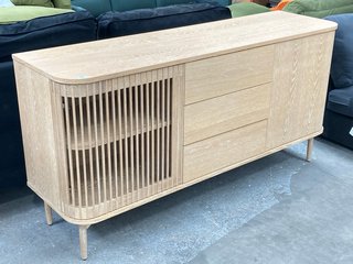 LARGE OAK CONSOLE TABLE: LOCATION - C3