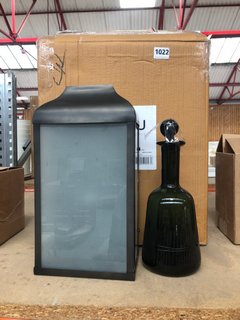 NKUKU MILA DARK EMERALD DECANTER TO INCLUDE 2 X RAID OUTDOOR LANTERNS IN BLACK & FROSTED: LOCATION - BR