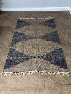 NKUKU JUANITA RECYCLED WOOL AND COTTON RUG IN NATURAL AND DARK BLUE: LOCATION - BR