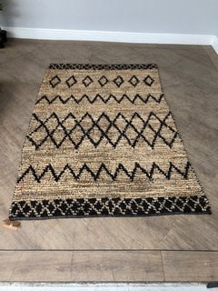 NKUKU AMBARA JUTE RUG IN NATURAL AND BLACK: LOCATION - BR