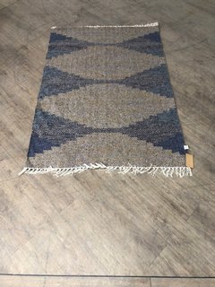 NKUKU JUANITA RECYCLED WOOL AND COTTON RUG IN NATURAL AND DARK BLUE: LOCATION - BR