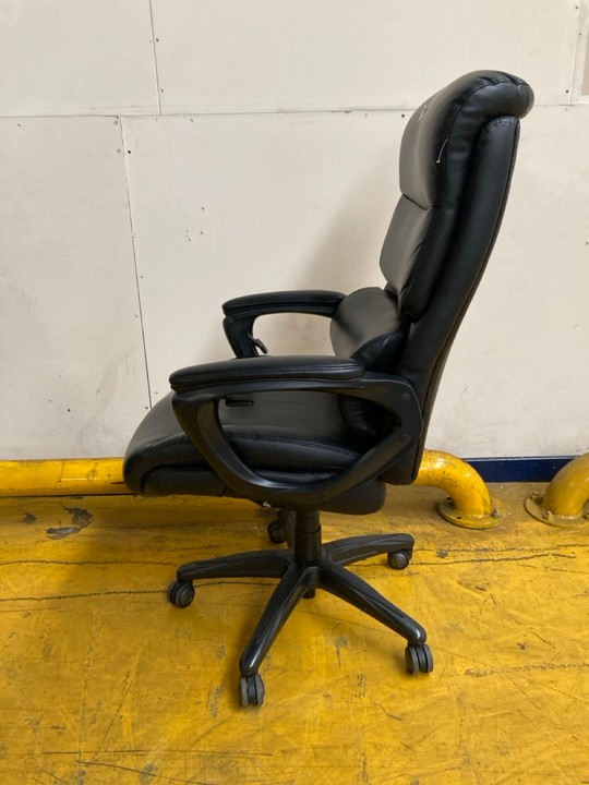 John Pye Auctions A LAZBOY BLACK LEATHER OFFICE DESK CHAIR