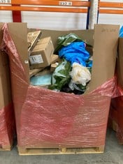 PALLET OF ASSORTED ITEMS TO INCLUDE ROCO TOILET SEAT (COLLECTION OR OPTIONAL DELIVERY)