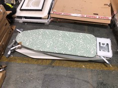 3 X ASSORTED IRONING BOARD TO INCLUDE LIGHT GREEN / WHITE IRONING BOARD (COLLECTION OR OPTIONAL DELIVERY)