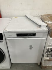HISENSE FREESTANDING FULL SIZE DISHWASHER IN WHITE - MODEL NO. HS643D60WUK - RRP £399 (COLLECTION OR OPTIONAL DELIVERY)