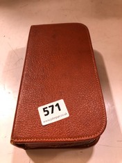 A GENTS VINTAGE TRAVEL GROOMING KIT IN A LEATHER CASE (DELIVERY ONLY)