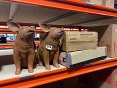 4 X ASSORTED GARDEN ITEMS TO INCLUDE 2 X CAST IRON PIG SCULPTURES RUST H28.5 X 26.5 X 16CM (DELIVERY ONLY)