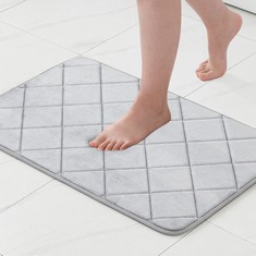 QUANTITY OF ASSORTED ITEMS TO INCLUDE MIULEE NON SLIP BATH MATS THICK ABSORBENT SHOWER MAT SOFT MEMORY FOAM RHOMBUS BATHROOM RUG DOOR MAT INSIDE KITCHEN RUGS CARPET WASHABLE FOR BEDROOM KITCHEN ENTRA