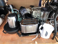 QUANTITY OF ITEMS TO INCLUDE RUSSELL HOBBS 2 SLICE TOASTER: LOCATION - TABLES(COLLECTION OR OPTIONAL DELIVERY AVAILABLE)