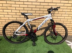 REEBOK CORE MOUNTAIN BIKE 18" FRAME 26" WHEELS: LOCATION - MIDDLE FLOOR(COLLECTION OR OPTIONAL DELIVERY AVAILABLE)