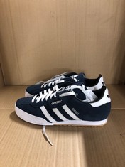 ADIDAS SAMBAS SIZE 11 COLOUR BLUE AND WHITE: LOCATION - F