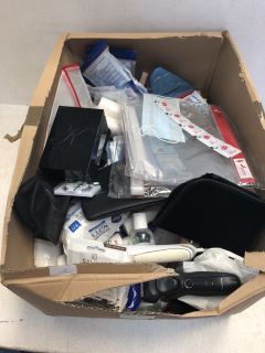 BOX OF BEAUTY ITEMS TO INCLUDE LASHES AND RAZOR