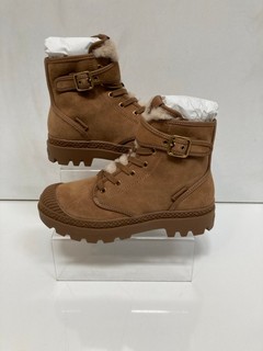 A COACH TROOPER SWEDE BOOTS IN COCONUT-NATURAL UK SIZE 6.5
