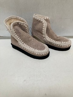 A QTY OF ESKIMO LEATHER CHEETAH BOOTS TO INCLUDE SIZE 7