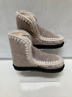 A QTY OF ESKIMO BOOTS TO INCLUDE BROWN MULTI SIZE 4
