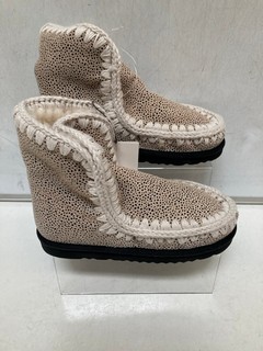 A QTY OF ESKIMO BOOTS TO INCLUDE CHEETAH SIZE 6