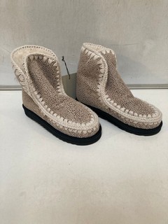 A QTY OF ESKIMO BOOTS TO INCLUDE CHEETAH SIZE 3