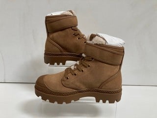 A COACH TROOPER SUEDE BOOTS IN COCONUT-NATURAL UK SIZE 5