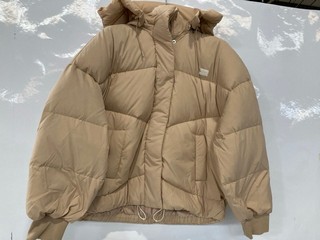 A LEVIS FEATHERDOWN JACKET IN CREAM, SIZE MEDIUM RRP £180