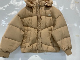 A LEVIS FEATHERDOWN JACKET IN CREAM, SIZE MEDIUM RRP £180