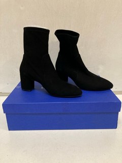 A PAIR OF STUART WEITZMAN YULIANA BLACK ANKLE BOOTS SIZE 38.5