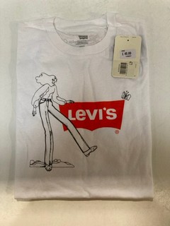 2 X LEVIS T SHIRTS IN WHITE WITH LOGO DESIGN, SIZES S AND XS